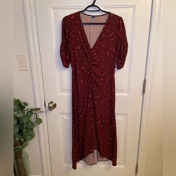 Old Navy - Puff-Sleeve V-Neck Crepe Midi Dress - Picture 2 of 7